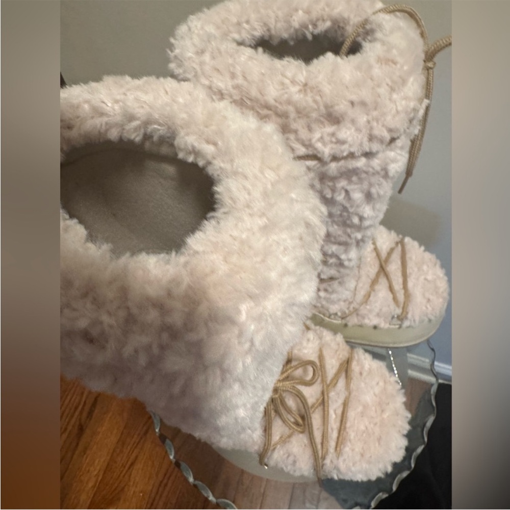 Shoe Dazzle Cream Fuzzy Winter Boots - Picture 4 of 6